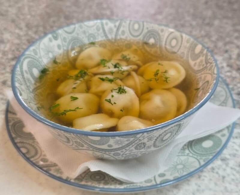 Ravioli con carne in brodo
